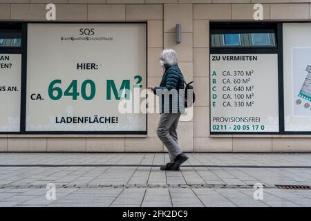 Leerstehende Ladenflächen, zur Miete, Werbung in den Schaufenstern, im neuen Stadtquartier Schloßstraße, in der Innenstadt von Mülheim an der Ruhr, NRW, Stockfoto