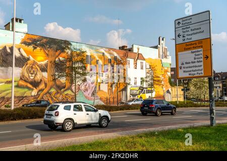 Großes Wandbild im Rahmen der UrbanArt-Kampagne Weltbaustellen NRW zu den Themen Ökologie, Umwelt, Soziales, Wirtschaft, Gesellschaft, Von Künstlern Fr. Stockfoto