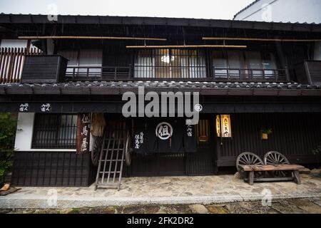 Traditionelle japanische Bauarchitektur in der historischen japanischen Altstadt von Takayama, Gifu, Japan. Stockfoto