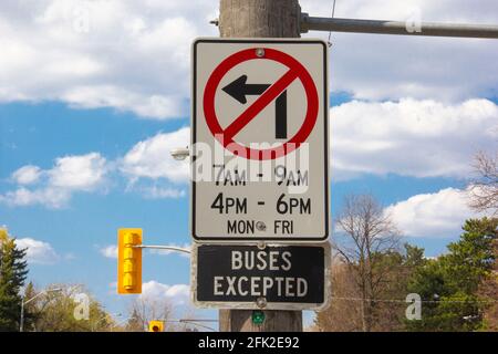 Kein Schild links abbiegen Stockfoto