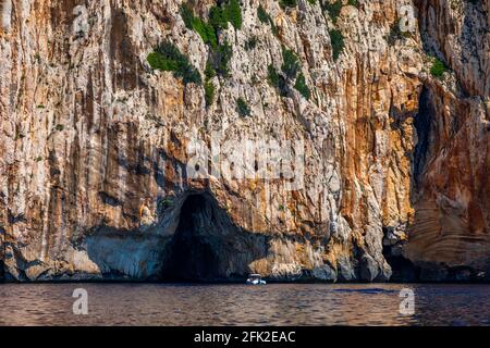 Blaues Meer und die charakteristischen Höhlen von Cala Luna, einem Strand im Golfo di Orosei, Sardinien, Italien. Große Meereshöhlen an der mittelmeerküste. Sardini Stockfoto