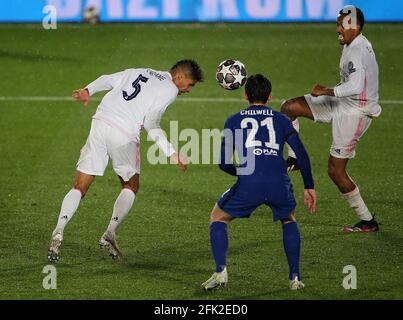 Raphael Varane von Real Madrid steht während des UEFA Champions League Halbfinales, der ersten Etappe, beim Estadio Alfredo Di Stefano in Madrid, Spanien, an der Spitze. Bilddatum: Dienstag, 27. April 2021. Stockfoto