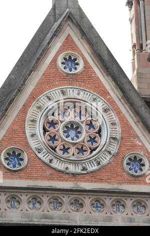 Gotische Rosettenfenster an der Fassade der Kirche Stockfoto