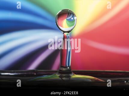 Spritzwassertropfen mit farbigem Hintergrund Stockfoto