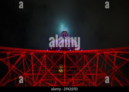 Tokyo Tower, vom Eiffelturm inspirierter Gitterturm, eine Kommunikations- und Beobachtungsstruktur in Minato, Tokio. Nachts beleuchtet. Stockfoto