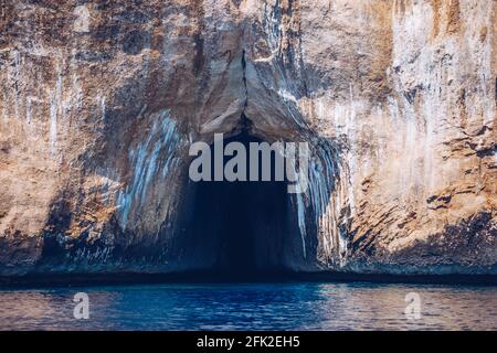 Blaues Meer und die charakteristischen Höhlen von Cala Luna, einem Strand im Golfo di Orosei, Sardinien, Italien. Große Meereshöhlen an der mittelmeerküste. Sardini Stockfoto