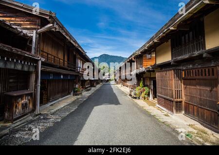 Alte japanische Poststadt Tsumago. Japanisches touristisches Wahrzeichen Dorf. Historisches restauriertes Dorf auf dem Nakasendo-Pfad im Kiso-Tal, Japan. Stockfoto