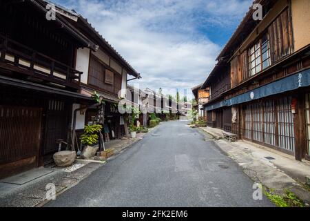 Alte japanische Poststadt Tsumago. Japanisches touristisches Wahrzeichen Dorf. Historisches restauriertes Dorf auf dem Nakasendo-Pfad im Kiso-Tal, Japan. Stockfoto