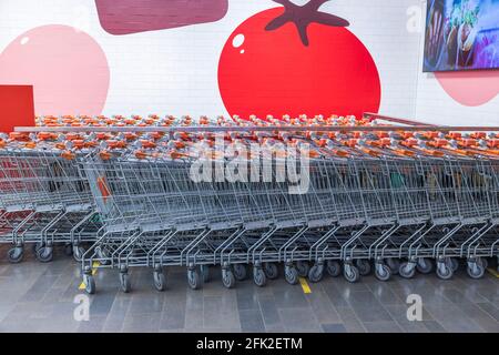 Nahaufnahme der geparkten Kundeneinkäufe. Schweden. Uppsals. Stockfoto