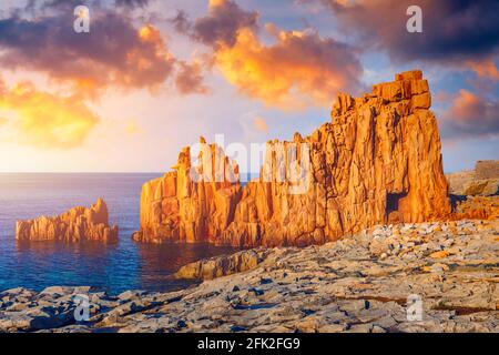 Red Rocks (Rocce Rosse genannt) von Arbatax, Sardinien, Italien. Arbatax mit den bekannten roten Porphyrfelsen in der Nähe des Hafens am Capo Bellavista, Sardin Stockfoto