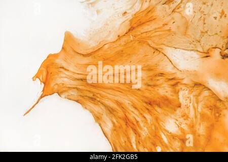 Abstraktes Kunstmuster aus ölweißer und orangefarbener Farbe, Texturhintergrund. Stockfoto