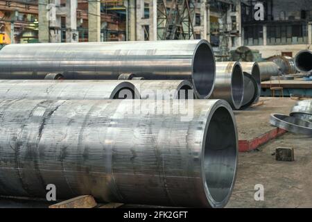 Metallrohre mit großem Durchmesser in der metallverarbeitenden Werkstatt im Werk. Stockfoto