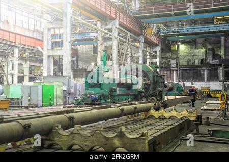 Industrielle Innenausstattung der metallverarbeitenden Werkstatt mit großen Maschinenanlagen. Stockfoto