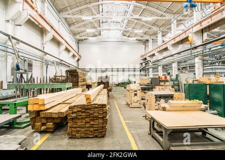 Im Inneren der riesigen Werkshalle mit Holzstapeln für die Herstellung von Formen. Stockfoto