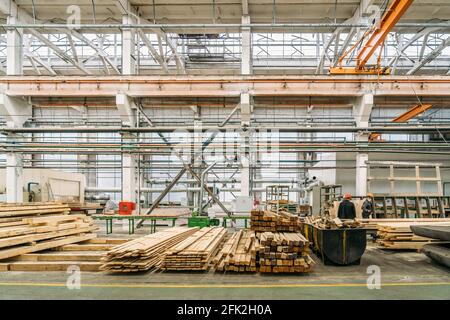 Im Inneren der riesigen Werkshalle mit Holzstapeln für die Herstellung von Formen. Stockfoto