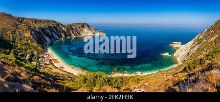 Berühmter Strand von Petani auf der Insel Kefalonia, Griechenland. Blick auf die Bucht von Petani und den schönen Strand, Insel Kefalonia, Griechenland Stockfoto