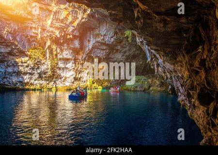 Melissani See auf Kefalonia Insel, Griechenland. Melissani Höhle (Melissani See) in der Nähe von Sami Dorf in Kefalonia Insel, Griechenland. Touristenboot auf dem See in Stockfoto