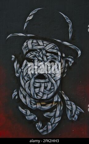 Charlie Chaplin Graffiti an einer Wand am Hackeschen Markt in Berlin. Künstler unbekannt. Charlie Chaplin Graffiti am Hackeschen Markt in Berlin. Stockfoto