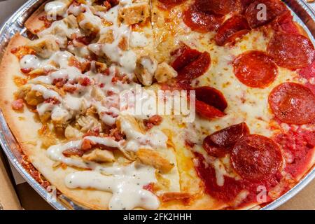 Glutenfreier Pizzakuchen im New Yorker Stil zum Einwegartikel Kochdose Stockfoto