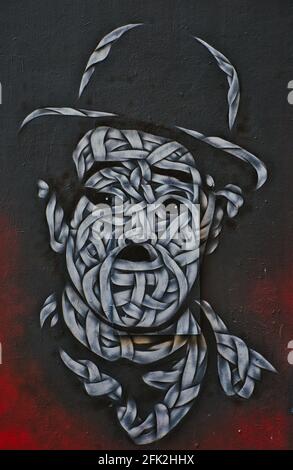 Charlie Chaplin Graffiti an einer Wand am Hackeschen Markt in Berlin. Künstler unbekannt. Charlie Chaplin Graffiti am Hackeschen Markt in Berlin. Stockfoto