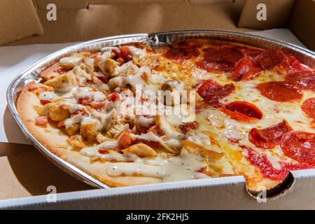 Glutenfreier Pizzakuchen im New Yorker Stil zum Einwegartikel Kochdose Stockfoto