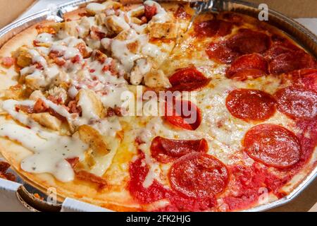 Glutenfreier Pizzakuchen im New Yorker Stil zum Einwegartikel Kochdose Stockfoto