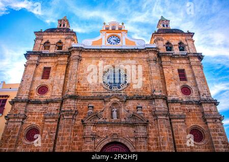 Fassade der Kirche San Pedro Claver, in den Straßen der ummauerten Stadt, in Cartagena de Indias, Kolumbien Stockfoto