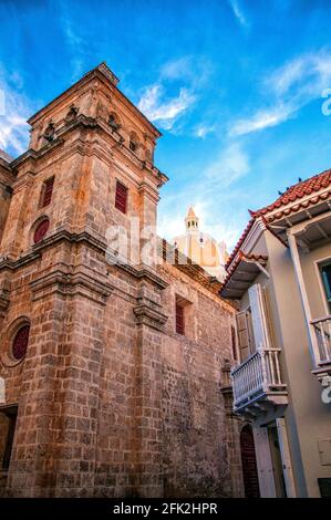 Die Kirche von San Pedro Claver, in den Straßen der ummauerten Stadt, in Cartagena de Indias, Kolumbien. Stockfoto