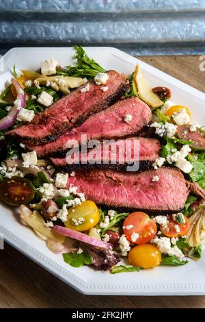 Blaukäse-Steak-Salat, der selten mit kalamata-Oliven und gekocht wird Artischockenherzen Stockfoto