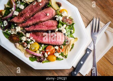 Blaukäse-Steak-Salat, der selten mit kalamata-Oliven und gekocht wird Artischockenherzen Stockfoto