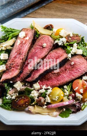 Blaukäse-Steak-Salat, der selten mit kalamata-Oliven und gekocht wird Artischockenherzen Stockfoto