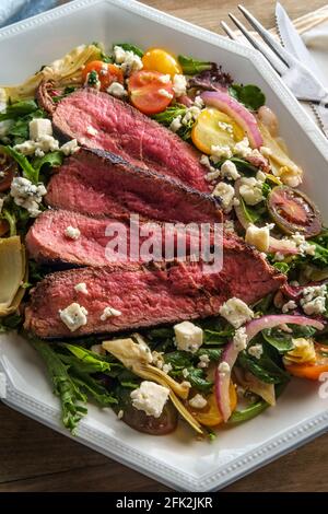 Blaukäse-Steak-Salat, der selten mit kalamata-Oliven und gekocht wird Artischockenherzen Stockfoto