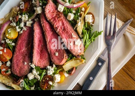 Blaukäse-Steak-Salat, der selten mit kalamata-Oliven und gekocht wird Artischockenherzen Stockfoto