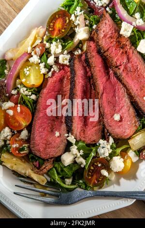 Blaukäse-Steak-Salat, der selten mit kalamata-Oliven und gekocht wird Artischockenherzen Stockfoto