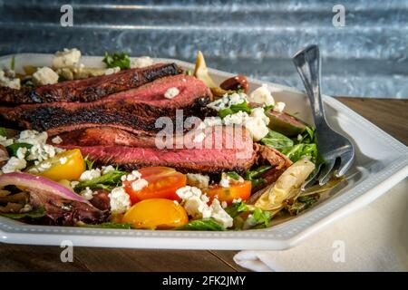 Blaukäse-Steak-Salat, der selten mit kalamata-Oliven und gekocht wird Artischockenherzen Stockfoto