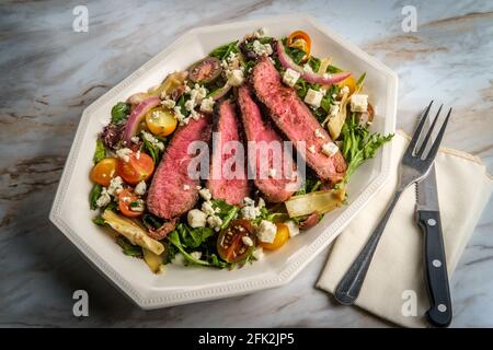 Blaukäse-Steak-Salat, der selten mit kalamata-Oliven und gekocht wird Artischockenherzen Stockfoto