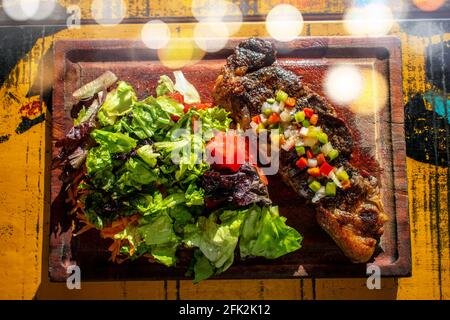 Chorizo/Churrasco-Steak mit kreolischer Sauce und Salat (typisch argentinische Küche). Stockfoto
