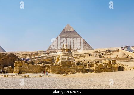 Die ikonische monumentale Skulptur, die große Sphinx von Gizeh mit der Pyramide von Khepre dahinter, Gizeh Plateau, Kairo, Ägypten Stockfoto