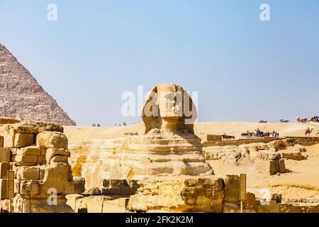 Die ikonische monumentale Skulptur, die große Sphinx von Gizeh mit der Pyramide von Khepre dahinter, Gizeh Plateau, Kairo, Ägypten Stockfoto