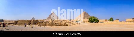 Das Gizeh Plateau mit der ikonischen Großen Sphinx von Gizeh vor der Pyramide von Khephren (Chephren), die Pyramide von Khufu rechts, Kairo, Ägypten Stockfoto