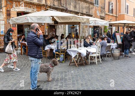 Rom, Italien, 27. April 2021. Vor einem Restaurant im Jüdischen Ghetto essen die Leute zu Mittag. Stockfoto