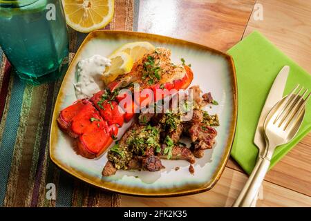 Surf and Turf Hummer und Steak Tipps mit Tartarsauce Und Pesto Stockfoto