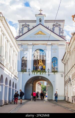 VILNIUS, LITAUEN - 15. AUGUST 2016: Nordseite des Tores der Morgenröte in Vilnius, Litauen. Stockfoto