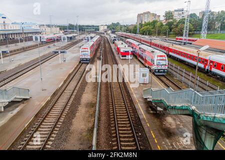 VILNIUS, LITAUEN - 16. AUGUST 2016: Züge am Hauptbahnhof in Vilnius, Litauen Stockfoto