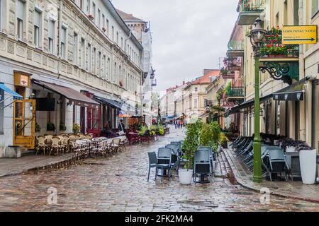 KAUNAS, LITAUEN - 16. AUGUST 2016: Open-Air-Cafés in der Vilniaus-Gatve-Straße in Kaunas, Litauen. Stockfoto