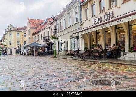 KAUNAS, LITAUEN - 16. AUGUST 2016: Blick auf die Vilniaus-Gatve-Straße in Kaunas, Litauen Stockfoto