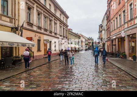 KAUNAS, LITAUEN - 16. AUGUST 2016: Blick auf die Vilniaus-Gatve-Straße in Kaunas, Litauen Stockfoto