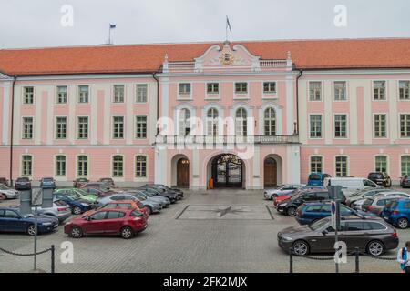 TALLINN, ESTLAND - 22. AUGUST 2016: Lossi Plats Platz und Toompea Schloss in Tallinn. Stockfoto