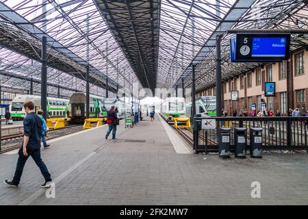 HELSINKI, FINNLAND - 25. AUGUST 2016: Züge am Hauptbahnhof von Helsinki Stockfoto