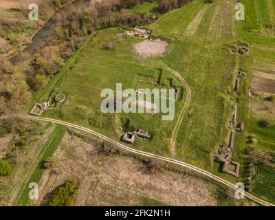 Drohne Luftaufnahme auf Felix Timacum minus antikes Schloss und Festung militärische Garnison aus der römischen Kaiserzeit mit Mauern und Verbleibende Gebäude Stockfoto